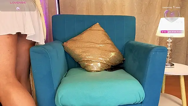 sophia dumont online show from November 26, 2025, 1:17 am