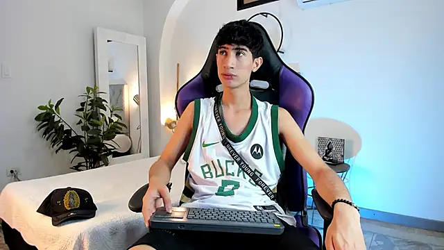 Snapshot of NovaaWheler chatting on February 12, 2025, 12:44 pm NovaaWheler online show from February 12, 2025, 12:44 pm