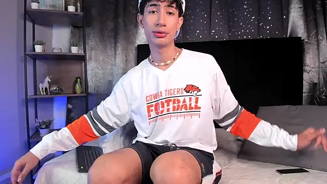 Snapshot of NovaaWheler chatting on November 12, 2025, 8:30 pm NovaaWheler online show from November 12, 2025, 8:30 pm