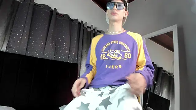 Snapshot of NovaaWheler chatting on November 17, 2025, 7:41 pm NovaaWheler online show from November 17, 2025, 7:41 pm