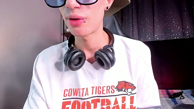 Snapshot of NovaaWheler chatting on December 3, 2025, 6:17 pm NovaaWheler online show from December 3, 2025, 6:17 pm