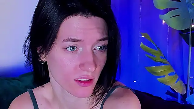 roxy riot  online show from February 10, 2025, 4:41 am