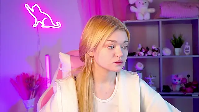 Snapshot of AdeleCartier chatting on March 19, 2025, 9:27 pm AdeleCartier online show from March 19, 2025, 9:27 pm