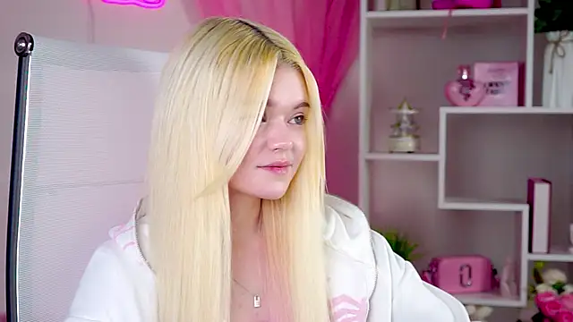 Snapshot of AdeleCartier chatting on April 16, 2026, 12:55 am AdeleCartier online show from April 16, 2026, 12:55 am