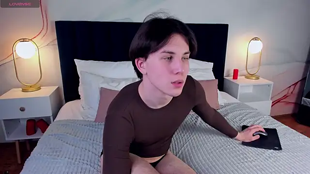 AdrianoAubert online show from March 8, 2025, 9:28 am