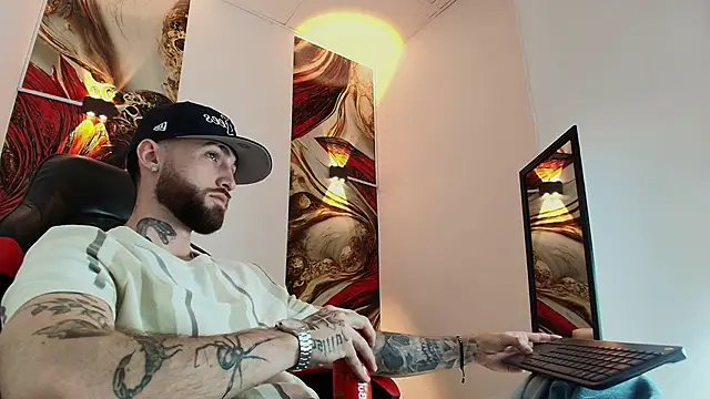 Luke davis01 online show from October 31, 2025, 1:23 pm