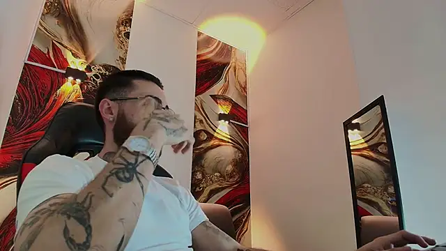 Luke davis01 online show from November 29, 2025, 1:03 pm