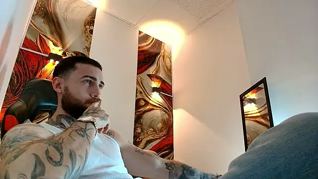 Luke davis01 online show from April 15, 2026, 1:07 pm