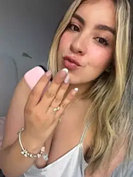 Snapshot of Cloee_Rainbow1 chatting on June 5, 2026, 12:33 pm Cloee Rainbow1 online show from June 5, 2026, 12:33 pm