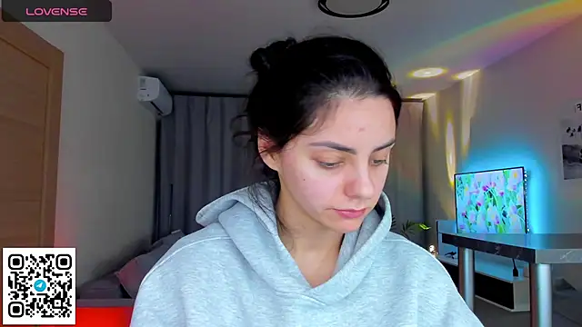 EmiliaZen online show from April 10, 2026, 4:33 pm