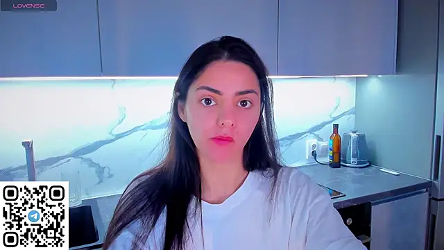 Snapshot of EmiliaZen chatting on May 1, 2026, 2:43 pm EmiliaZen online show from May 1, 2026, 2:43 pm