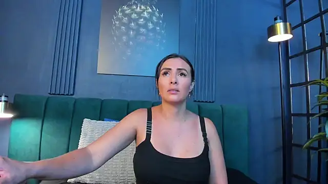 scarlet edwars online show from April 22, 2026, 7:15 pm