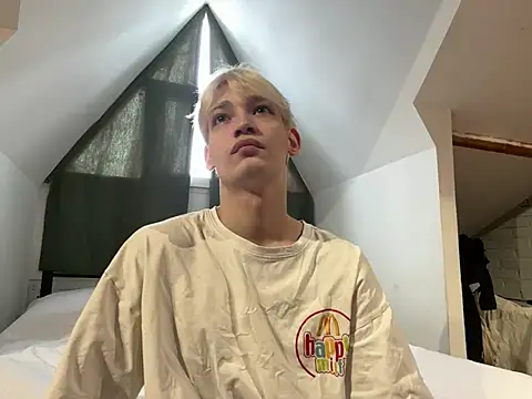 Snapshot of Julian_wins chatting on February 12, 2025, 7:44 am Julian wins online show from February 12, 2025, 7:44 am