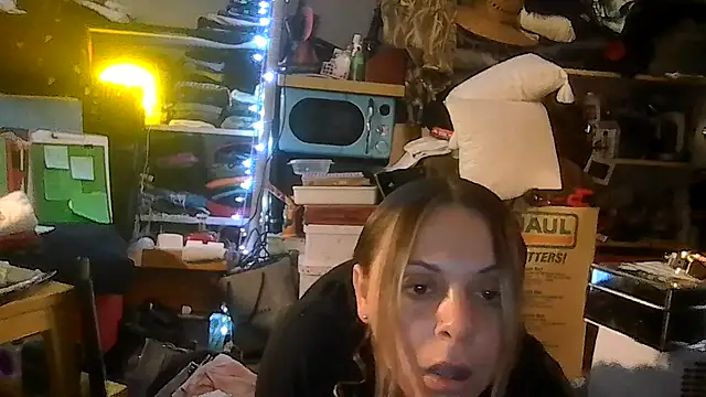Snapshot of ShysluutGia chatting on June 28, 2026, 10:43 am ShysluutGia online show from June 28, 2026, 10:43 am