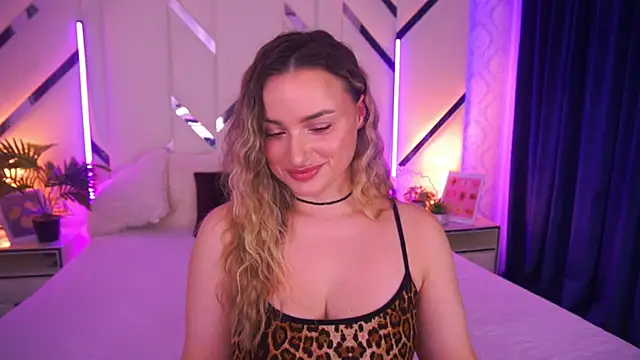 LindsieGreyy online show from November 23, 2025, 8:25 am