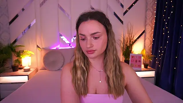 LindsieGreyy online show from February 12, 2026, 9:04 am