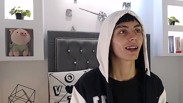 Snapshot of MaikyCooper chatting on March 18, 2025, 5:52 am MaikyCooper online show from March 18, 2025, 5:52 am