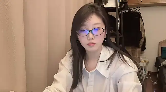 linlinnnnn online show from February 11, 2025, 3:29 pm