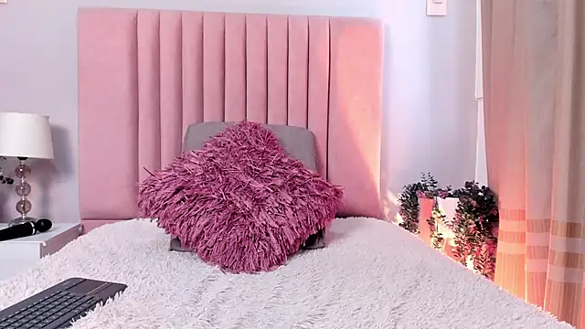 MiaHertz online show from November 28, 2025, 11:57 am