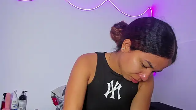 MELINAMARTINS online show from February 3, 2026, 10:26 pm