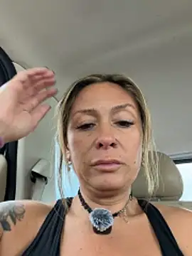 bossyroxy84 online show from May 15, 2026, 6:48 pm
