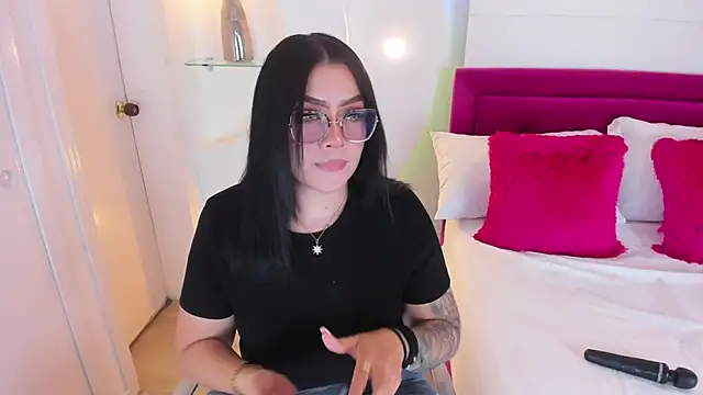 isolari  online show from February 4, 2025, 12:00 pm