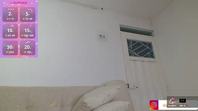 Snapshot of Daphnewalker__ chatting on October 9, 2025, 10:35 am Daphnewalker online show from October 9, 2025, 10:35 am