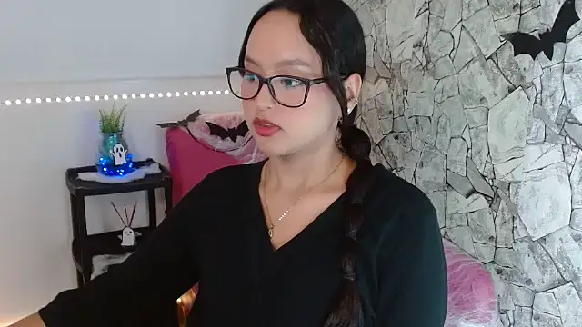 Snapshot of Emilybateee chatting on October 29, 2025, 7:26 pm Emilybateee online show from October 29, 2025, 7:26 pm