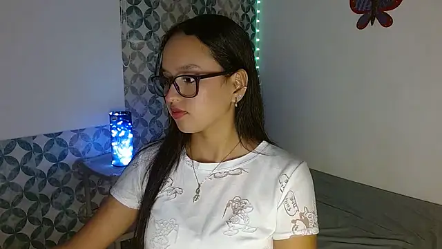 Snapshot of Emilybateee chatting on November 18, 2025, 6:12 pm Emilybateee online show from November 18, 2025, 6:12 pm