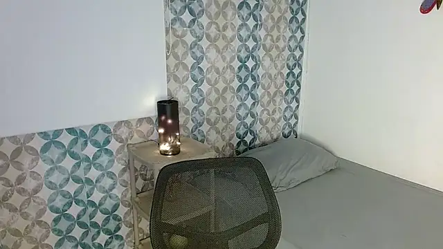 Snapshot of Emilybateee chatting on November 22, 2025, 6:18 pm Emilybateee online show from November 22, 2025, 6:18 pm