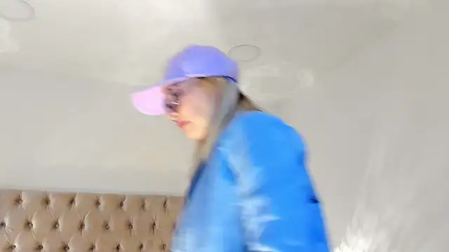 CandieGilson   online show from December 18, 2025, 1:06 pm