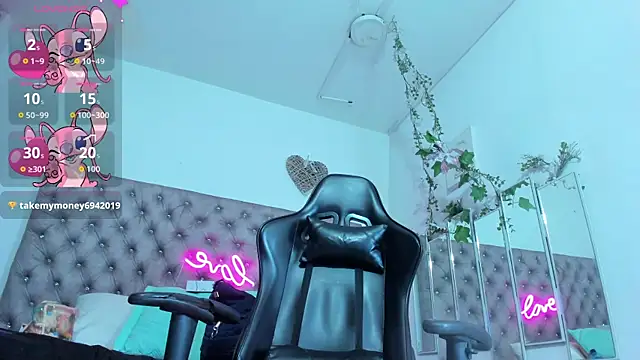 Snapshot of Naomii_Viper chatting on December 1, 2025, 11:15 am Naomii Viper online show from December 1, 2025, 11:15 am