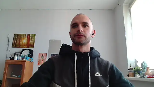 Snapshot of OskarBreno chatting on May 2, 2026, 9:36 am OskarBreno online show from May 2, 2026, 9:36 am