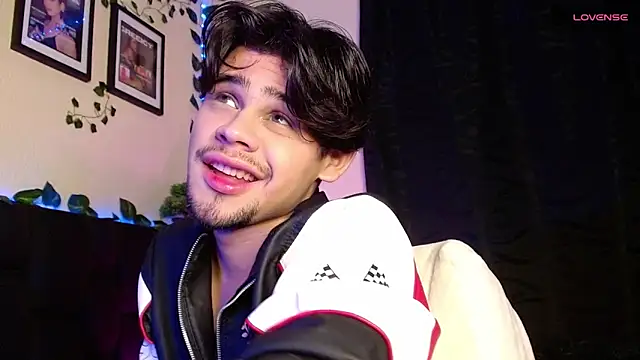 isaac-saenz online show from February 17, 2025, 7:42 pm