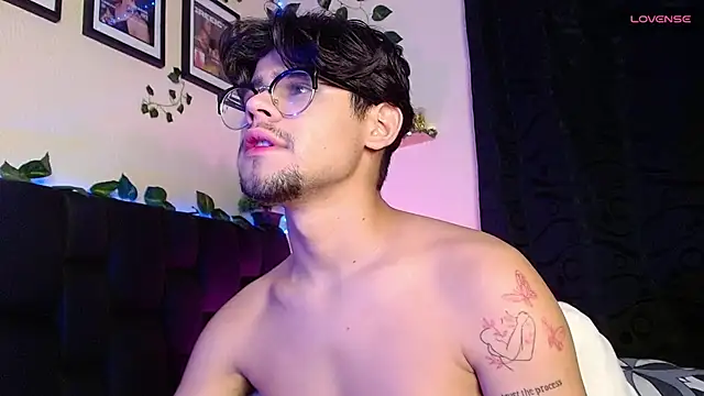 isaac-saenz online show from February 18, 2025, 9:42 pm