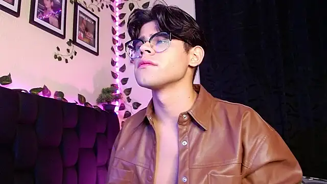 isaac-saenz online show from February 19, 2025, 9:36 pm