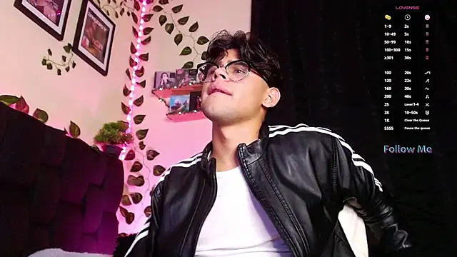 isaac-saenz online show from February 24, 2025, 9:52 pm