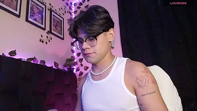 isaac-saenz online show from February 25, 2025, 8:09 pm