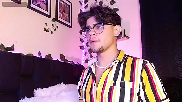 isaac-saenz online show from March 22, 2025, 10:15 pm