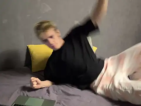 Snapshot of EdwinBlaze chatting on February 15, 2025, 3:52 am EdwinBlaze online show from February 15, 2025, 3:52 am