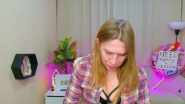 Snapshot of TessaDaybreak chatting on May 26, 2026, 6:42 am TessaDaybreak online show from May 26, 2026, 6:42 am