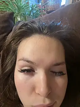 Snapshot of -Amora chatting on November 7, 2025, 12:16 pm -Amora online show from November 7, 2025, 12:16 pm