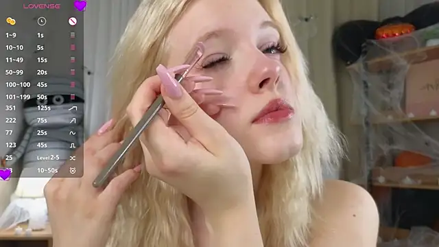 Snapshot of EdlaHewell chatting on November 6, 2025, 11:22 am EdlaHewell online show from November 6, 2025, 11:22 am