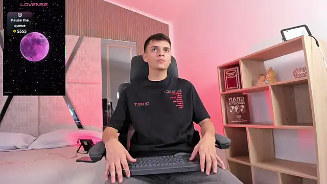 JacobRoberts1 online show from December 4, 2025, 8:17 pm