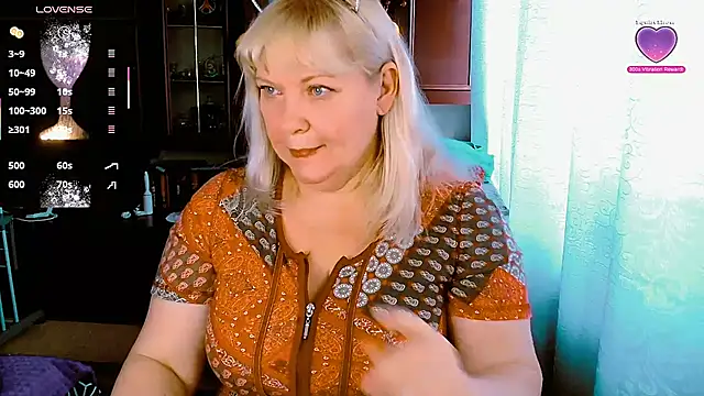 Snapshot of FlowerButterf chatting on December 15, 2025, 7:12 am FlowerButterf online show from December 15, 2025, 7:12 am