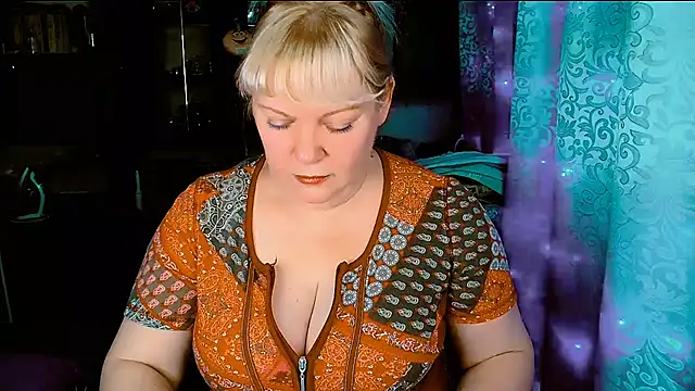 Snapshot of FlowerButterf chatting on December 15, 2025, 9:41 pm FlowerButterf online show from December 15, 2025, 9:41 pm