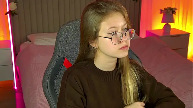 EveMundie online show from October 30, 2025, 1:23 pm