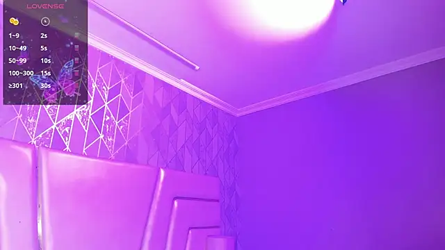 AnahisBennett online show from April 7, 2026, 4:46 am