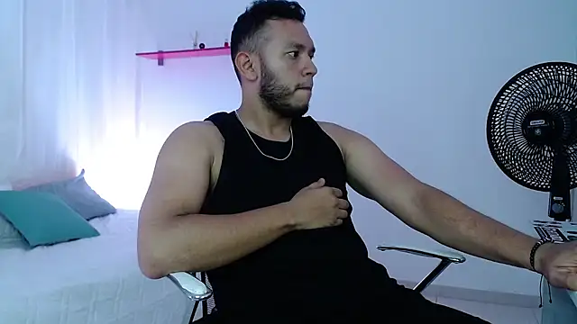 Snapshot of Double_R12 chatting on March 4, 2025, 4:27 am Double R12 online show from March 4, 2025, 4:27 am