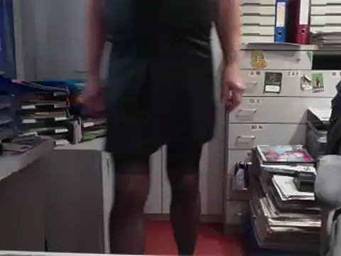 Snapshot of HMStraps01 chatting on November 6, 2025, 2:29 pm HMStraps01 online show from November 6, 2025, 2:29 pm